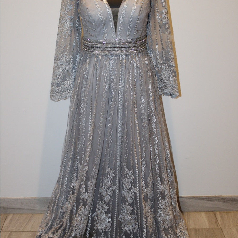Mac Duggal Elegant Silver Lace Evening Gown with Beaded Waist